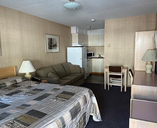 Queen Bed with Kitchenette