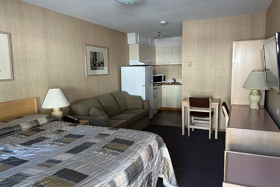 Queen Bed with Kitchenette